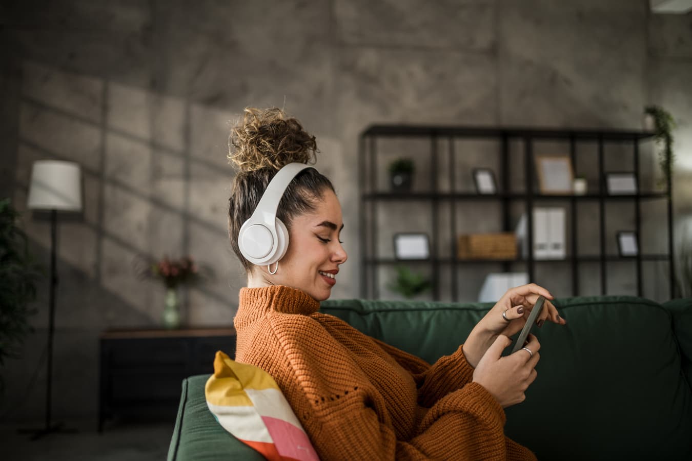 Podcasts Outshine Influencers on Trust: Audio-Visual Hybrid Consumption Surges